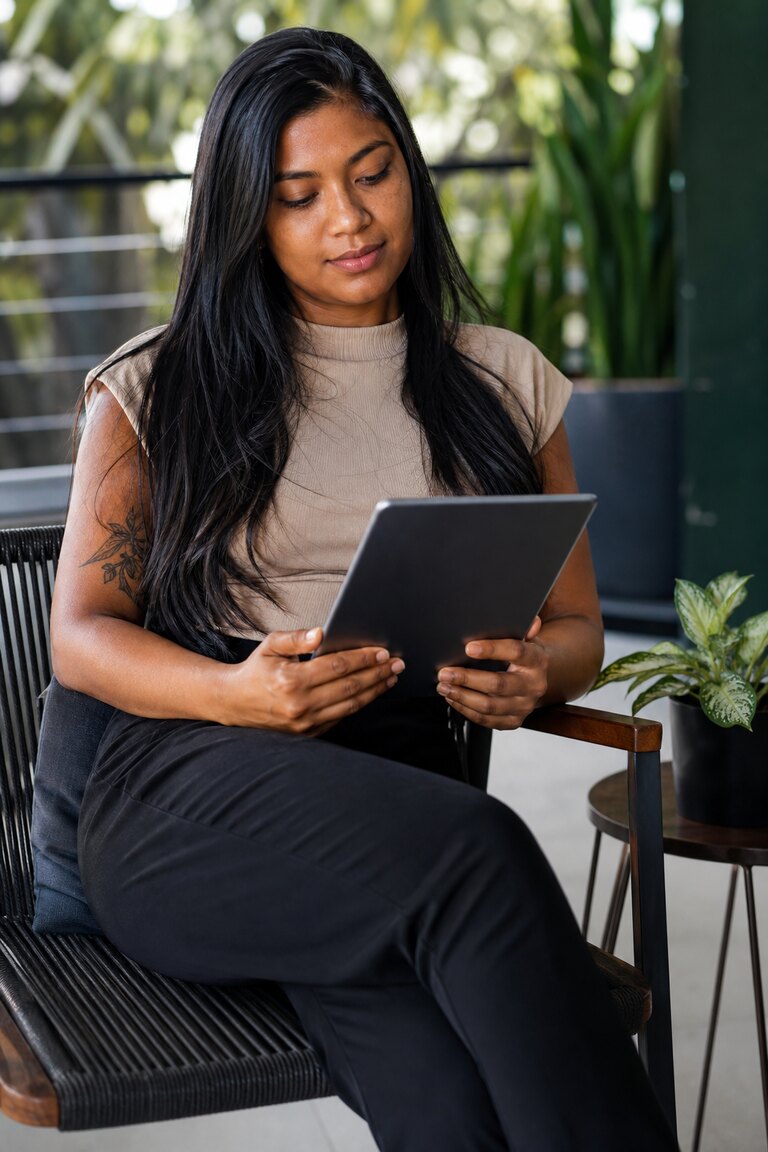 Colaboradora lendo material de bem-estar emocional