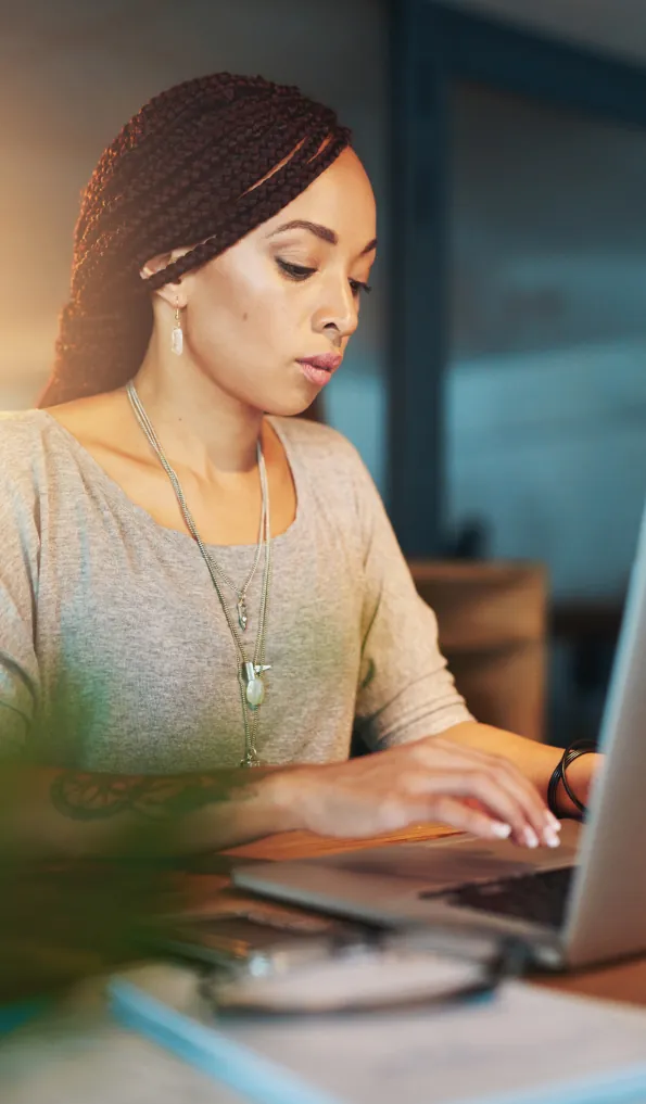 Profissional registrando um relato na plataforma pelo notebook