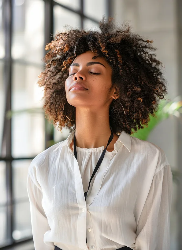 Colaboradora respirando com calma no escritório